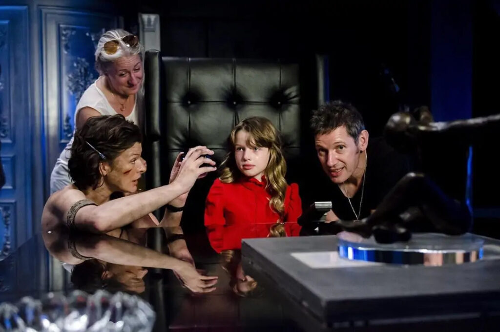 Milla Jovovich, Ever Anderson และ Paul W. S. Anderson ในกองถ่าย Resident Evil: Final Chapter