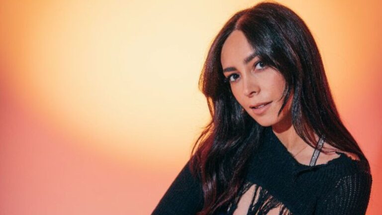 LØLØ Drops Reflective Break Up Anthem poser