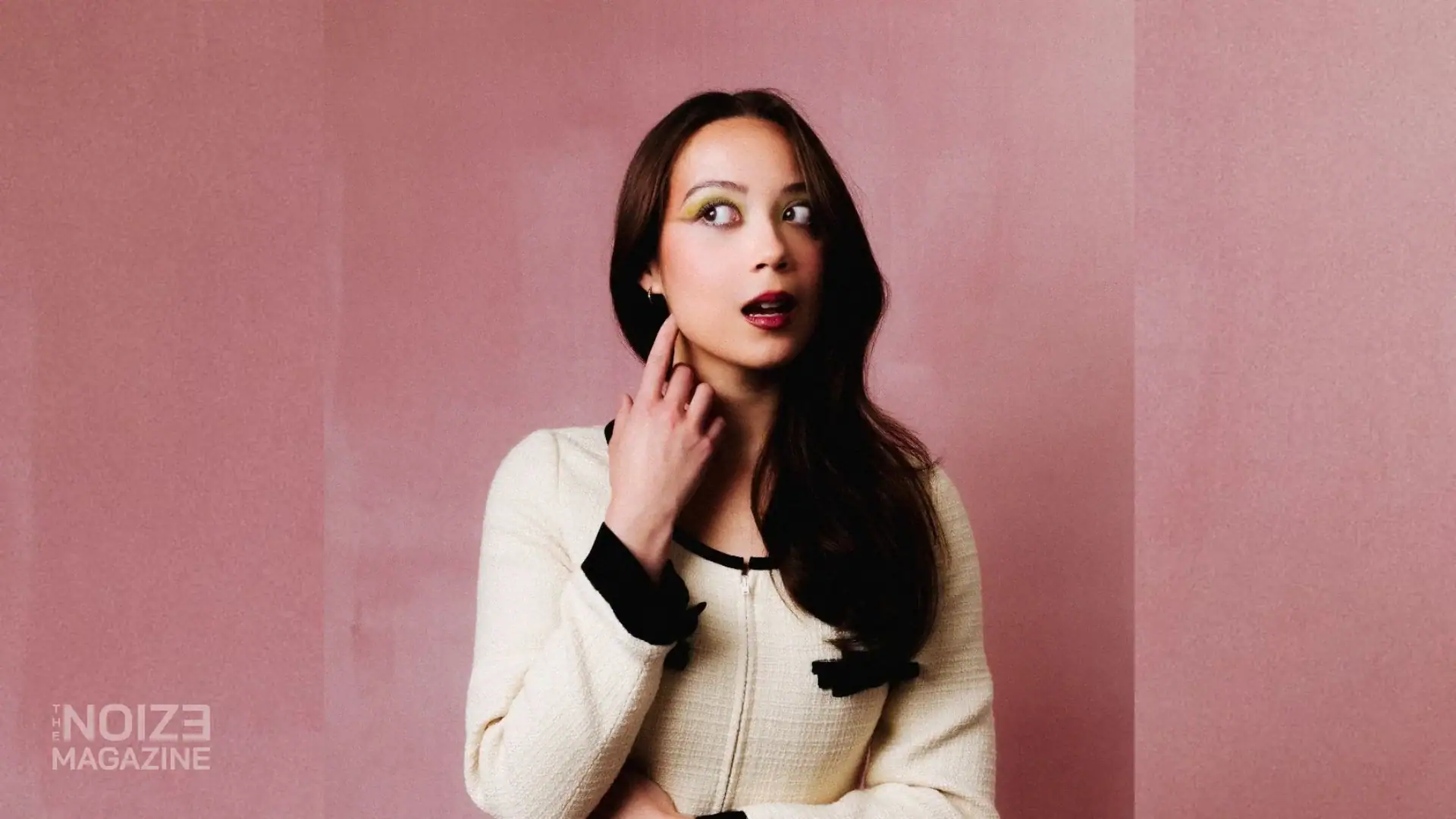 Laufey - A Very Laufey Holiday - Sanda Claus Is Comin To Town