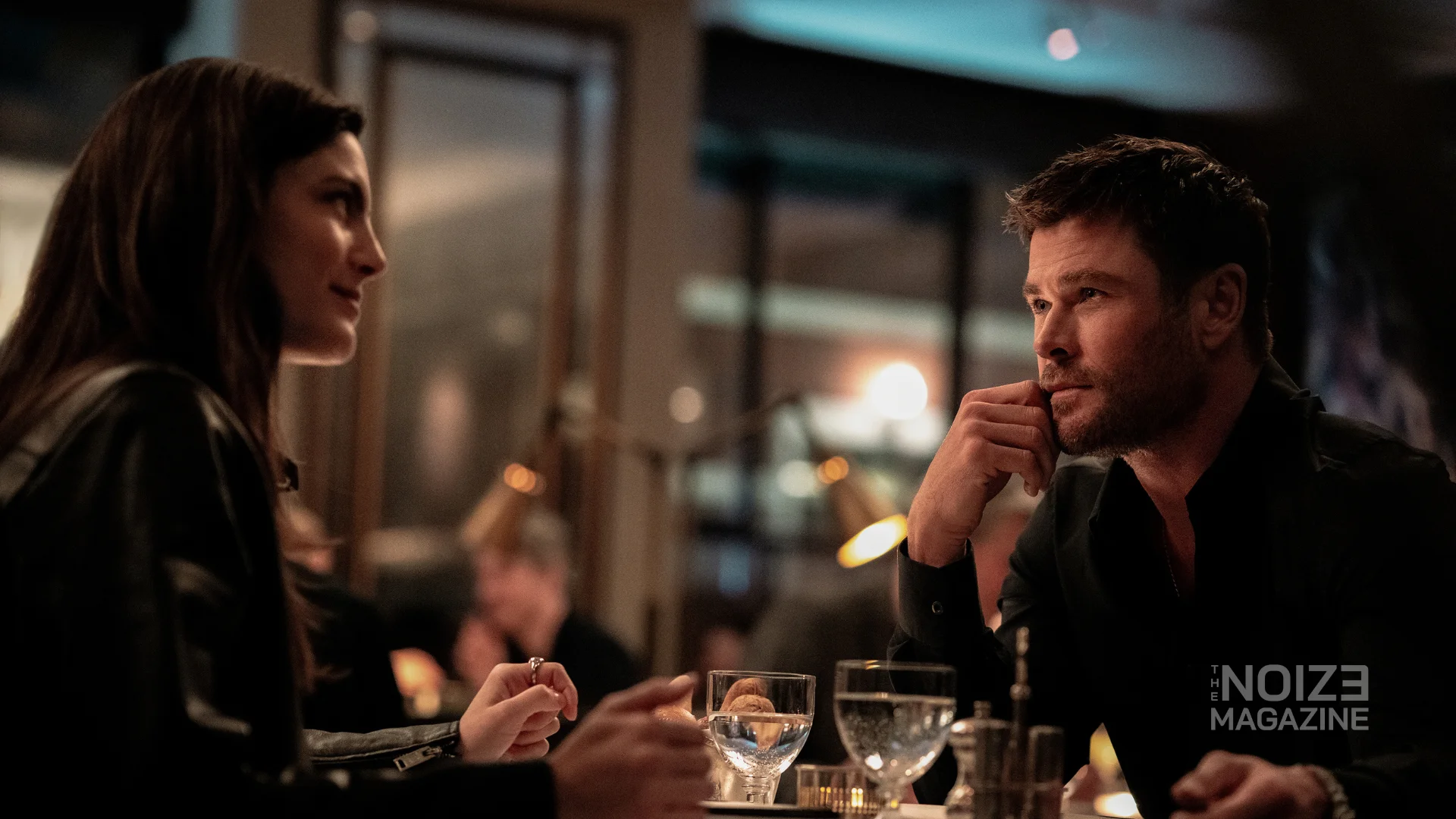 Maya (Monica Barbaro) and Davis (Chris Hemsworth) in CRIME 101. Photo Credit_ Dean Rogers