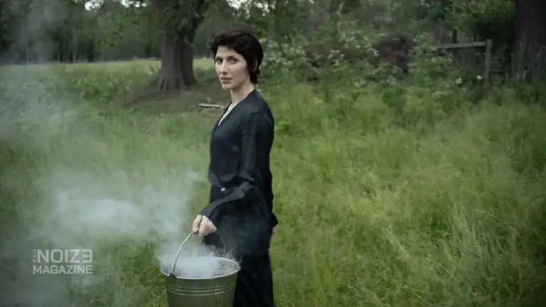 Aldous Harding - Train on the Island - 4AD